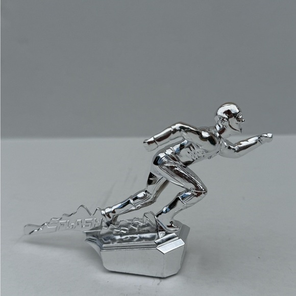 The Flash Hoodies Collectible Magnetic Hood Ornament Loot Crate Exclusive - Picture 2 of 7